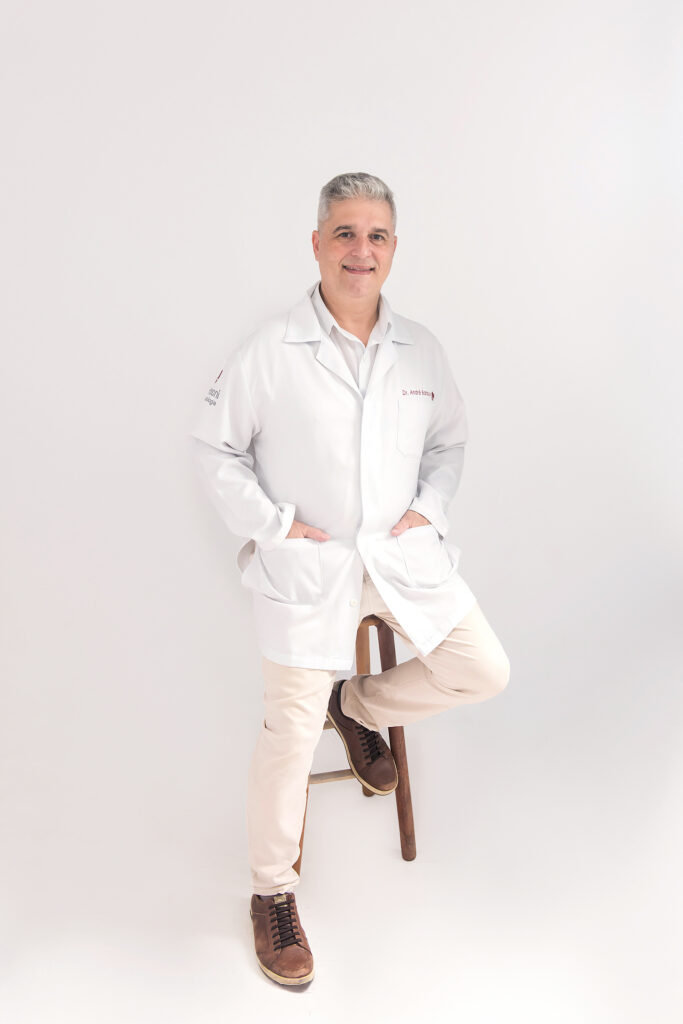 Dr. André Barboni em posição casual de atendimento – Barboni Odontologia Americana SP